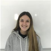 Profesora imparte clases a niños de todas las edades
